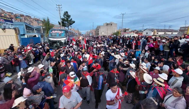 Pobladores aymaras de Puno despidieron a sus representantes para exigir en Lima la renuncia de Dina Boluarte. Foto: Liubomir Fernandez/URPI-LR