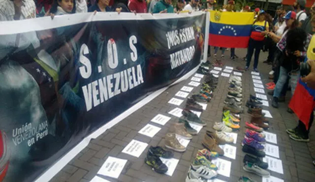 Venezolanos en Perú realizan plantón por las 75 muertes en su país