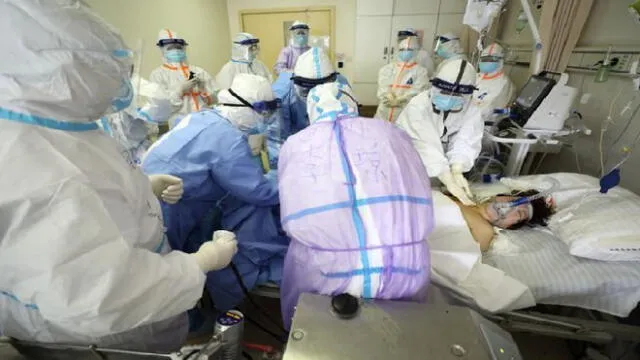 Médicos y personal de salud atendiendo a un paciente en la provincia china de Hubei. Foto: Difusión.