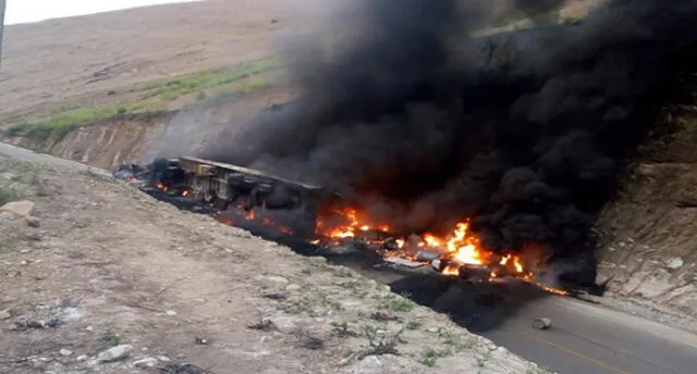 Arequipa: Camión cargado con pintura se despista e incendia en la Costanera