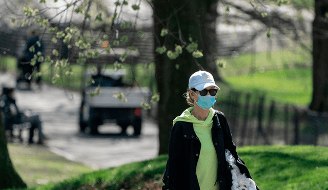 Una mujer con una máscara protectora en Central Park. Foto: RT