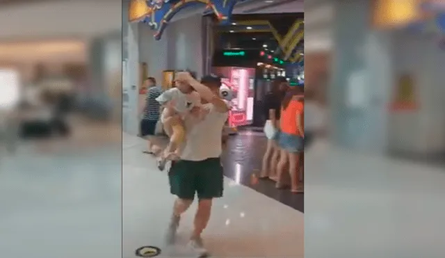 En Facebook, un padre tapó los ojos de su pequeña para impedir que le pida ingresar al parque de diversiones.