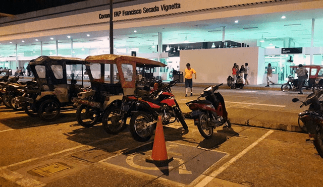 Motocicletas ocupan estacionamiento exclusivo para personas con discapacidad