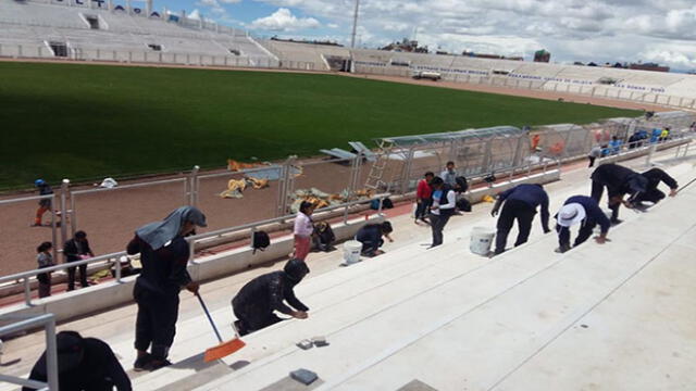 Hinchas ayudaron con el pintado de las graderías del estadio de Juliaca.