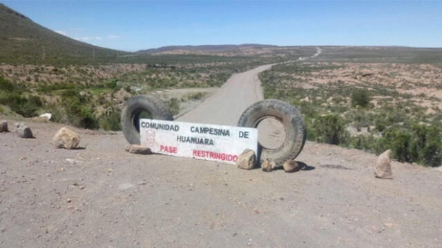 Comuneros colocaron un letrero advirtiendo sobre el cierre del paso a su localidad en Tacna.