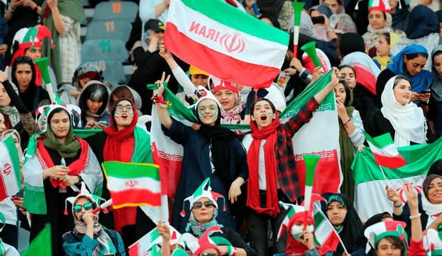 Las mujeres acudieron en gran cantidad al estadio Azadi. Créditos: EFE