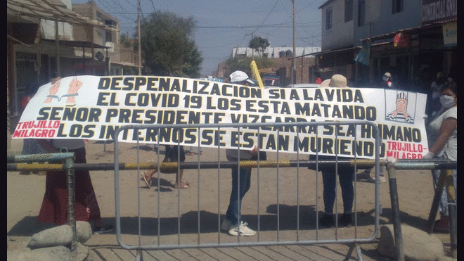 Manifestantes exigen que los dejen ver a sus familiares.