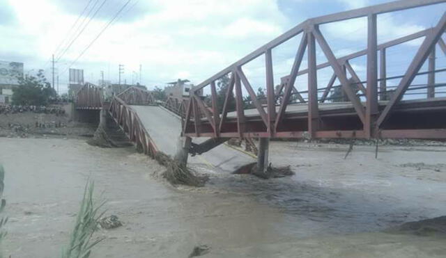 Trujillo: Policía y pobladores rescataron a cuatro personas tras caída del puente Virú