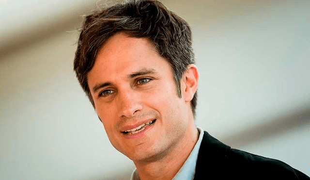 Gael García Bernal  ganó un Globo de Oro por su actuación en la serie 'Mozart in the Jungle'. (Foto: AARP)