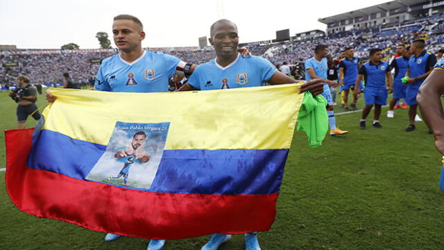 Millán y Leudo con la bandera de su natal Colombia luego de ganar el Campeonato Nacional en Matute