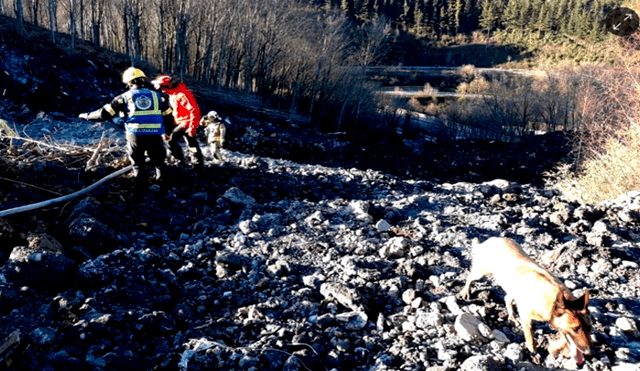 País Vasco: bomberos buscan a dos personas tras el desprendimiento de una ladera en la AP-8 en Zaldibar
