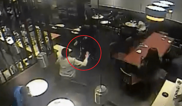 Cámaras de seguridad captaron el preciso momento del asalto en conocida cadena de cafeterías [VIDEO]