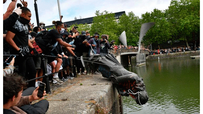La estatua fue arrojada a las aguas del río Avon. Fuente: AP.