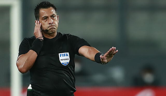 Julio Bascuñán cobró dos penales a favor de Brasil y expulsó a Carlos Zambrano en el partido de las Eliminatorias a Qatar 2022. Foto: AFP