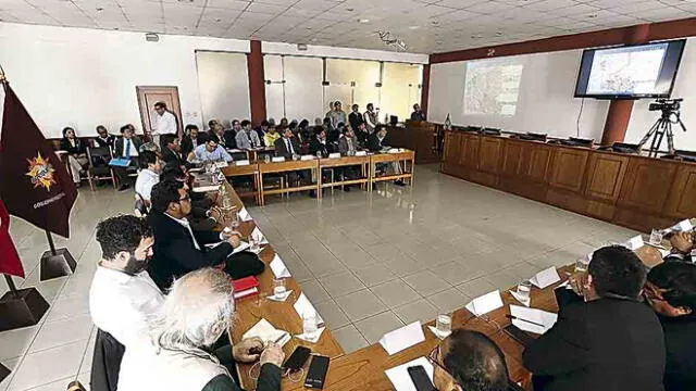 MESA DE TRABAJO GRA Y ALCALDES 
EL PRESIDENTE REGIONAL ELMER CACERES CONVOCO A LOS ALCALDES DISTRITALES PARA REALIZAR UNA MESA DE TRABAJON "PROYECTO DE INVERSION"  CREACION DE LA VIA EJE RESIDENCIAL CAYMA- YURA - CERRO COLORADO - CAYMA.