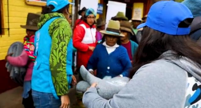 Extranjeros entregan ropa de abrigo en comunidades de Cusco.