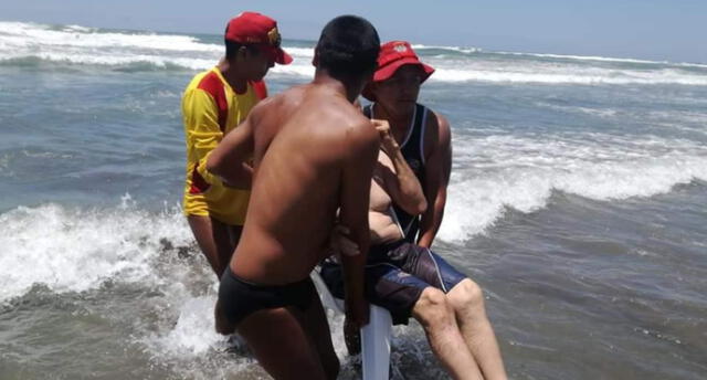 Arequipa: Salvavidas ayudaron a varón con discapacidad para que disfrute del mar [FOTOS]