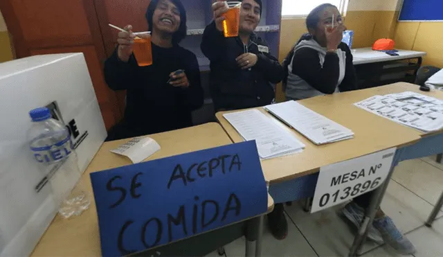 Miembros de mesa colocaron llamativo cartel durante la jornada electoral. Foto: Perú21