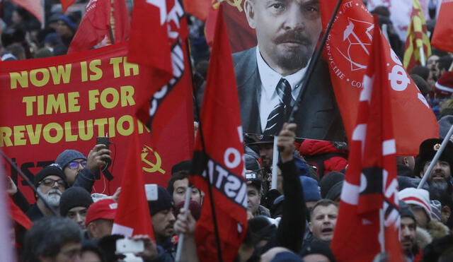 Comunistas marchan por centenario de la Revolución