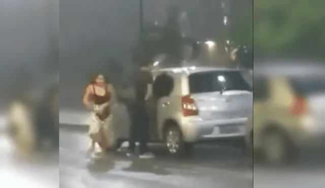 Video es viral en Facebook. Grupo de jóvenes fue corriendo a su vehículo para resguardarse de la lluvia, sin percatarse de un gracioso detalle que los dejó en ridículo