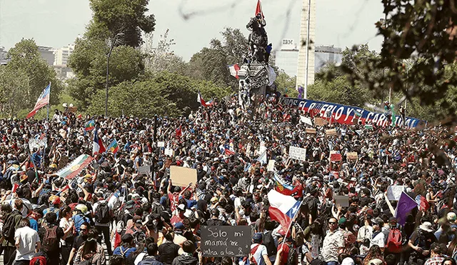 Persisten. Miles de ciudadanos se mantienen firmes en sus demandas en la capital chilena y varias localidades del interior del país.