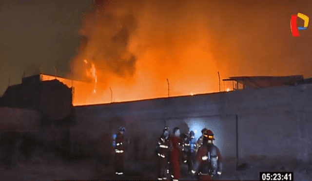 Chorrillos: voraz incendio consumió fábrica de velas [VIDEO]