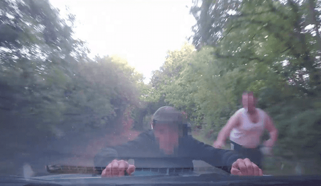 YouTube: sujeto se lanza sobre auto en marcha para robar cámara a una mujer [VIDEO]