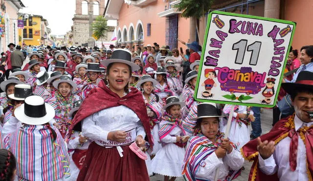 Los niños del centro Waka Kuna Mantaq dedfilan en Ayacucho.