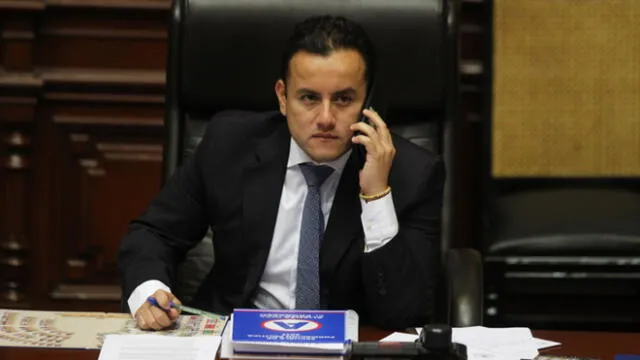 Acuña pide a Chávarry evaluar su permanencia en el Ministerio Público