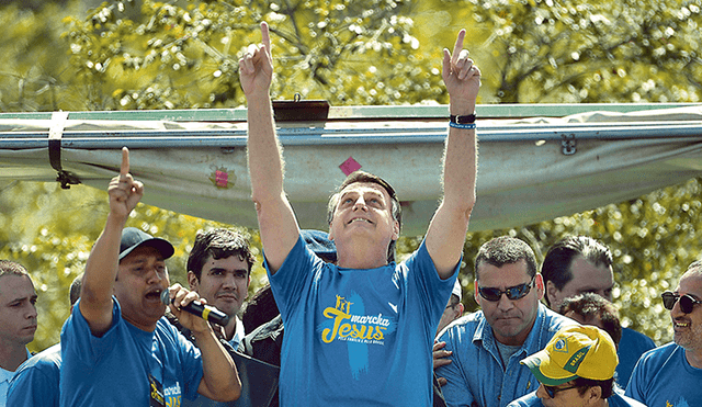 A dios rogando. Presidente Jair Bolsonaro encabeza una marcha religiosa en Brasilia. EFE