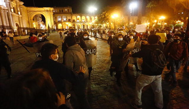 Policía tuvo roces con los manifestantes. Foto: Oswald Charca