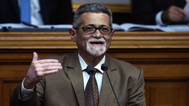 Venezuelan opposition deputy Americo De Grazia speaks during a session of the opposition-led National Assembly in Caracas on January 8, 2019. - Venezuelan President Nicolas Maduro -who has presided over a spiraling political and economic crisis since taking over from his mentor, the late leftist firebrand Hugo Chavez, in 2013- will take on a new six-year term, on January 10, after winning in May an election marred by irregularities. (Photo by - / AFP)