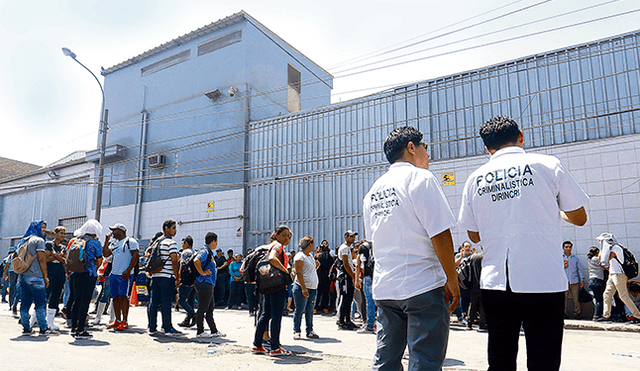 Protesta. Luego de la tragedia, los trabajadores de la empresa Mebol Sac, ubicada en San Martín de Porres, salieron a denunciar la supuesta explotación laboral de la que serían víctimas. (Foto: Flavio Matos)