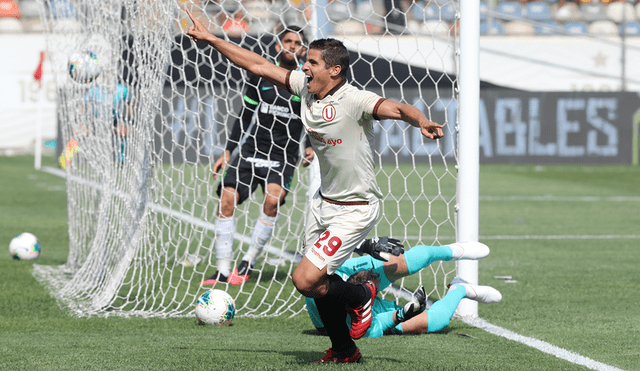 Corzo anotó de cabeza el primer gol con el que Universitario vencería 2-0 a Alianza Lima. Foto: Rodolfo Contreras.