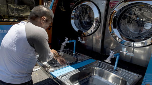 A man washes his hands at a mobile hands washing unit in San Jose, on March 28, 2020 as a preventive measure against the spread of the novel coronavirus, COVID-19. (Photo by Ezequiel BECERRA / AFP)