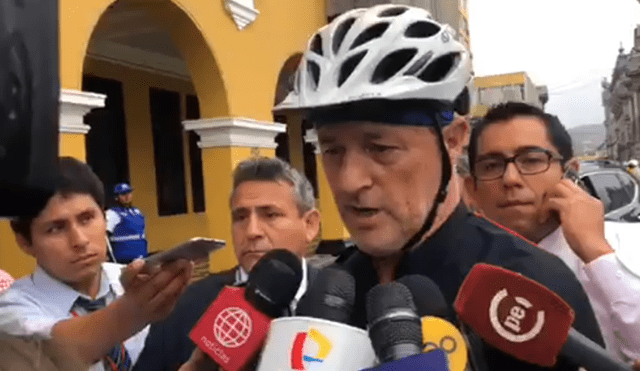 Jorge Muñoz llegó a la Municipalidad de Lima en bicicleta [VIDEO]