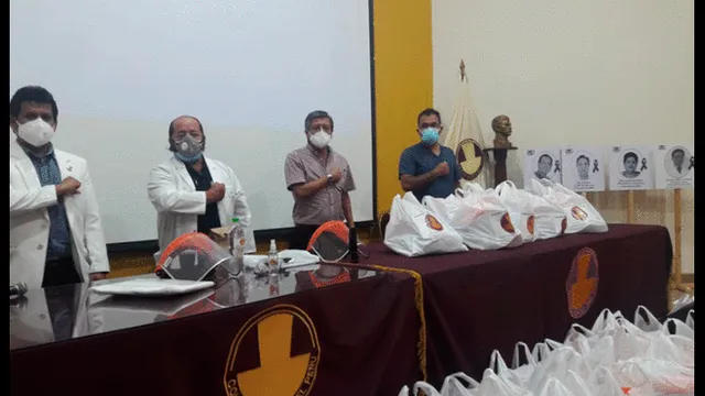 Los integrantes del Colegio Médico, también entregaron equipos de protección. Foto: Cortesía.
