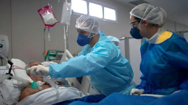 Médicos atienden a paciente grave con COVID-19. Foto: AFP.