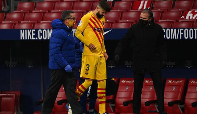 Gerard Piqué tuvo que ser sustituido en el segundo tiempo luego de que un rival cayera encima de su rodilla. Foto: AFP