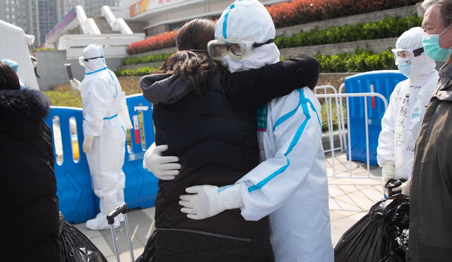 Wuhan (China), 09/03/2020.- Medical staff and patients hug after all patients were discharged at Wuchang Fangcang Hospital, a temporary hospital set up at Hongshan gymnasium to treat people infected with the coronavirus and COVID-19 disease, in Wuhan, Hubei Province, China, 10 March 2020 (issued 11 March 2020). The temporary hospital closes on 10 March after China reported days of decline in the number of new coronavirus cases originating in the country. However, the number of coronavirus cases imported to China continued to rise, with 40 percent of the latest 24 infections reported on 11 March stemming from overseas. EFE/EPA/YFC CHINA OUT