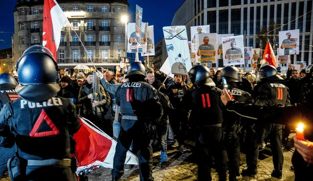 Las medidas restrictivas han generado protestas en las calles de Leipzig. Foto: FILIP SINGER/EFE.