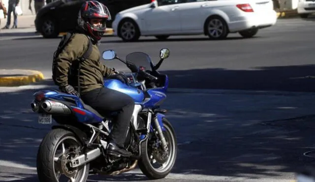 Facebook: motociclista se olvida de su esposa en carretera y se da cuenta 40 kilómetros después  