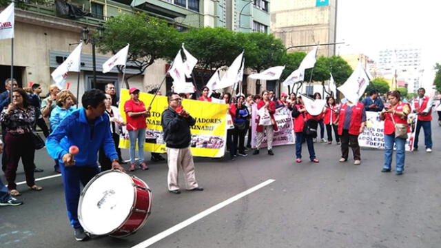 Trabajadores del Inabif protestan por canastas navideñas y mayor presupuesto [FOTOS Y VIDEO]