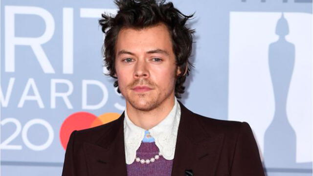 Harry Styles usó un traje café en la alfombra roja de los Brit Awards. Foto: Twitter.