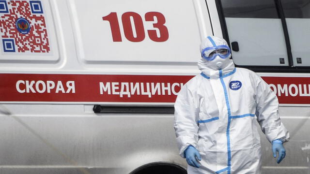 A medic walks in front of an ambulance in a hospital where patients infected with the COVID-19 novel coronavirus are being treated in the settlement of Kommunarka outside Moscow on April 28, 2020. (Photo by Alexander NEMENOV / AFP)