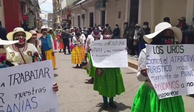 Artesanas protestaron con carteles y tallos de la totora. Foto: La República.