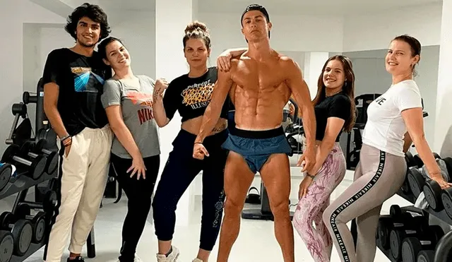 Cristiano Ronaldo y su familia en una foto que generó muchas reacciones en Instagram.