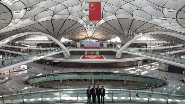 La gente toma fotos antes de una ceremonia de lanzamiento en el nuevo Aeropuerto Internacional Daxing de Beijing en Beijing el 25 de septiembre de 2019.