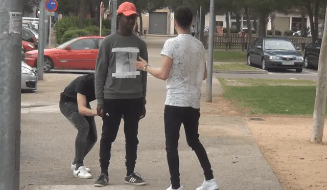 YouTube: dejan sin pantalón a transeúntes, pero recibieron dolorosa lección [VIDEO]