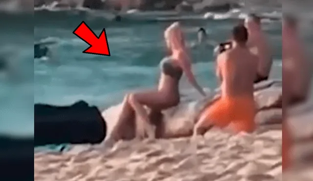 Facebook viral: mujer presume sexy pose frente a la playa, pero enorme ola la hunde [VIDEO] 